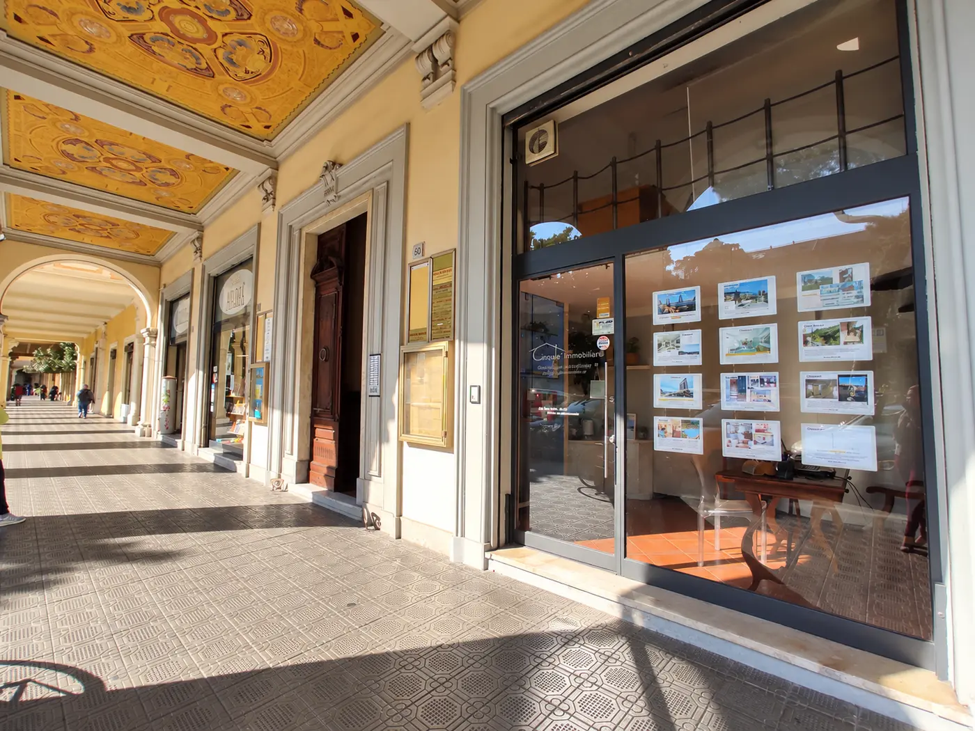 La vetrina dell’agenzia sotto i portici di Chiavari