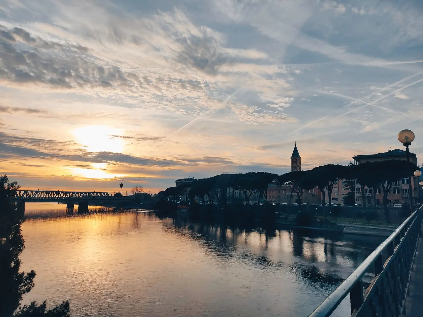 Chiavari vista dal ponte sull’Entella al tramonto